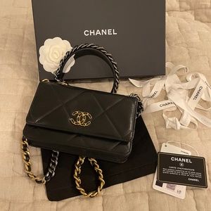 Chanel 19 Wallet on chain (WOC)